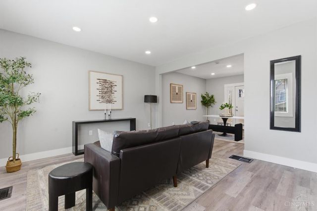 6207 Coleridge Avenue, Cincinnati, OH 45213