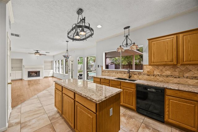 330 Welford Lane, Highlands, TX 77562