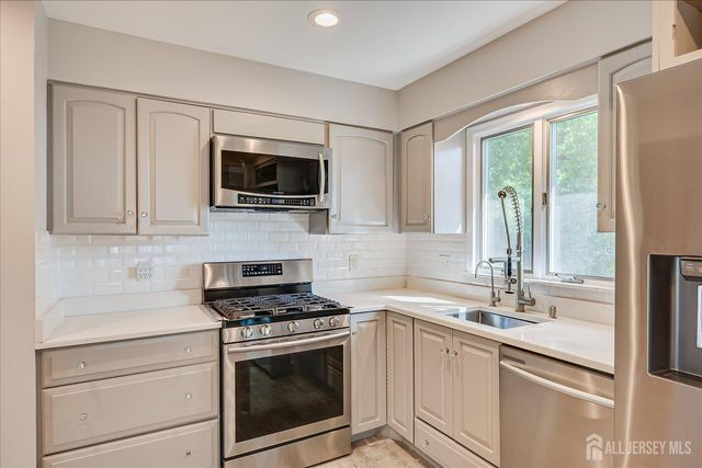 4 Augusta Court, Edison, NJ 08820