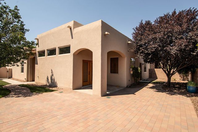 1301 Valle Lane NW, Albuquerque, NM 87107