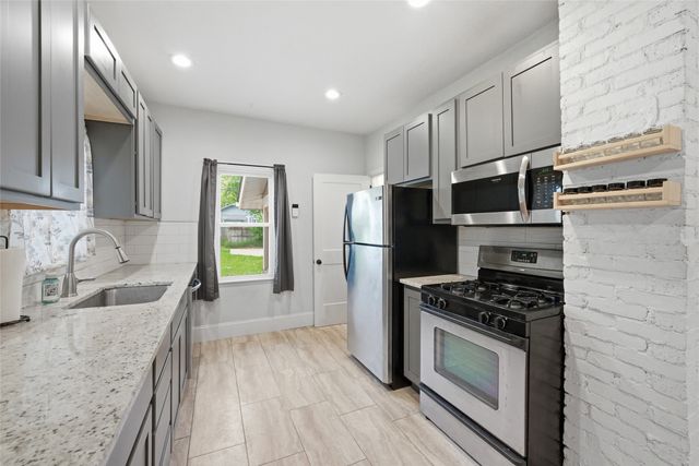 1716 E 14th Street, Des Moines, IA 50316