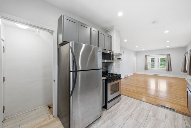 1716 E 14th Street, Des Moines, IA 50316