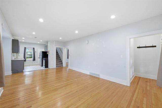 1716 E 14th Street, Des Moines, IA 50316