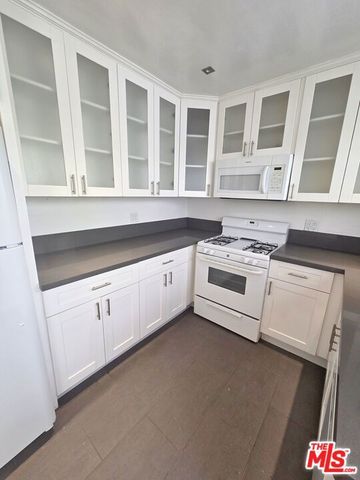 142 San Vicente Boulevard B, Santa Monica, CA 90402