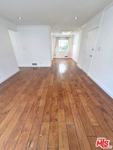 142 San Vicente Boulevard B, Santa Monica, CA 90402