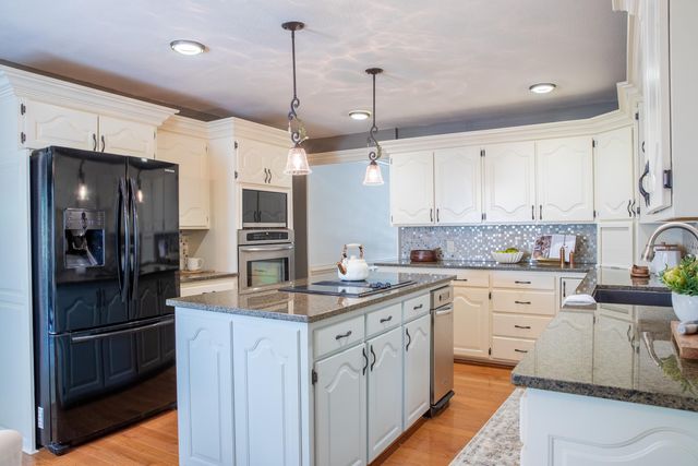 5115 S Castlewood Drive, Springfield, MO 65804