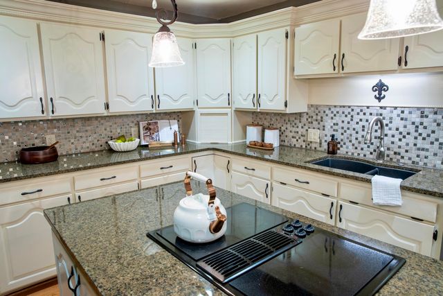 5115 S Castlewood Drive, Springfield, MO 65804