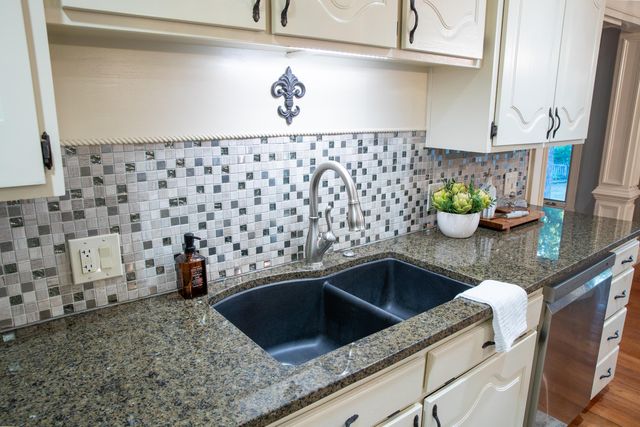 5115 S Castlewood Drive, Springfield, MO 65804