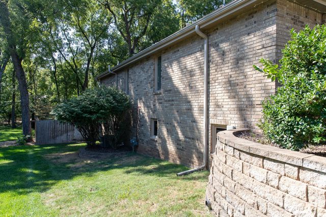 5115 S Castlewood Drive, Springfield, MO 65804