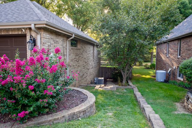 5115 S Castlewood Drive, Springfield, MO 65804