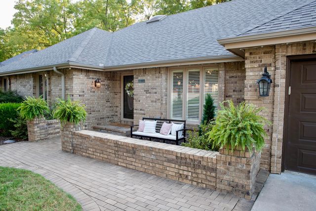 5115 S Castlewood Drive, Springfield, MO 65804