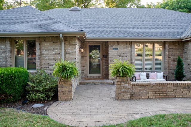 5115 S Castlewood Drive, Springfield, MO 65804