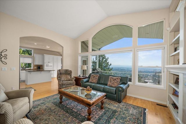 8816 E Woodland Park Dr, Spokane, WA 99217