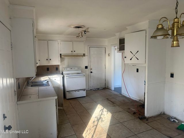 2451 Coronet Place, Jackson, MS 39204