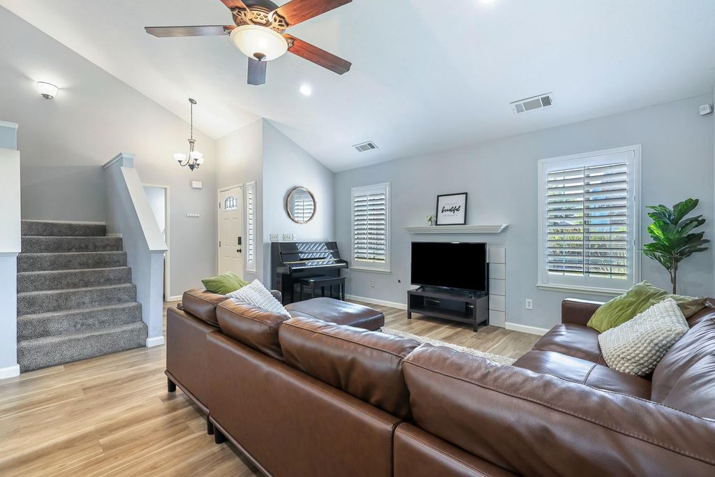 Image 6 of property listing at 8735 N Cedar Avenue # 109, Fresno, CA 93720