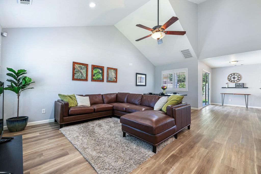 Image 7 of property listing at 8735 N Cedar Avenue # 109, Fresno, CA 93720