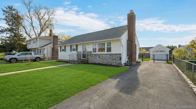 4 Cecil Place, Hicksville, NY 11801