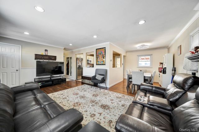 4 Cecil Place, Hicksville, NY 11801