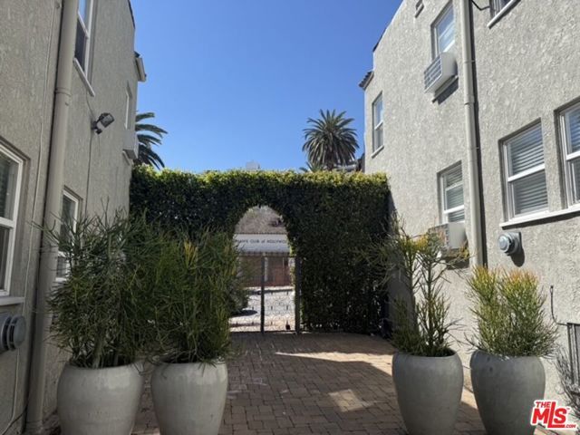 1750 N La Brea Avenue, Los Angeles, CA 90046