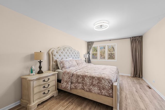 9733 S Cambridge Court, Palos Hills, IL 60465