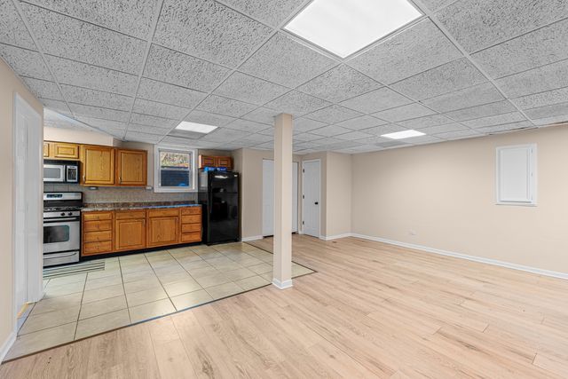 9733 S Cambridge Court, Palos Hills, IL 60465
