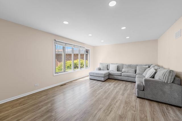 9733 S Cambridge Court, Palos Hills, IL 60465
