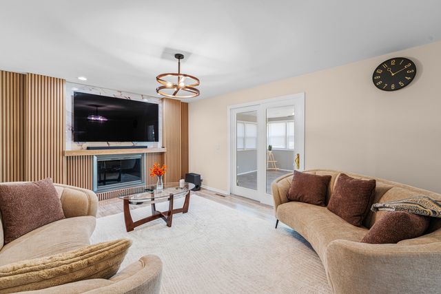 9733 S Cambridge Court, Palos Hills, IL 60465