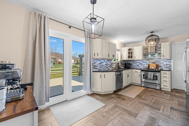 9733 S Cambridge Court, Palos Hills, IL 60465
