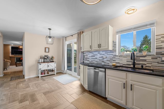 9733 S Cambridge Court, Palos Hills, IL 60465
