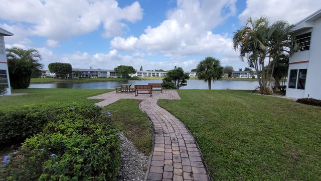 114 Chatham E, West Palm Beach, FL 33417