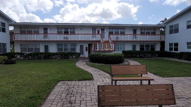 114 Chatham E, West Palm Beach, FL 33417