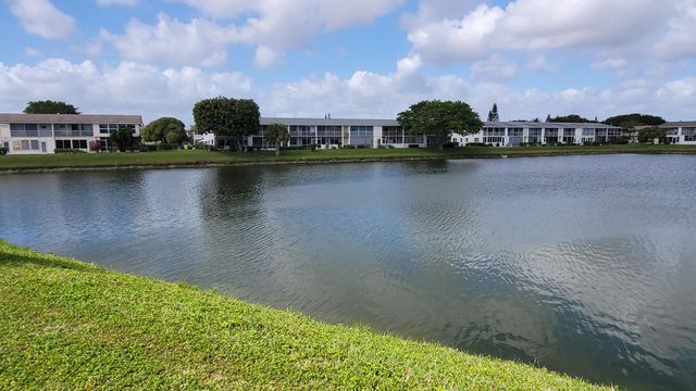 114 Chatham E, West Palm Beach, FL 33417