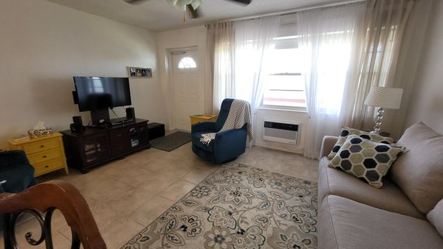 114 Chatham E, West Palm Beach, FL 33417