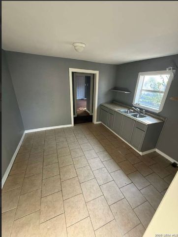 2210 MARTIN LUTHER KING DR, San Antonio, TX 78203