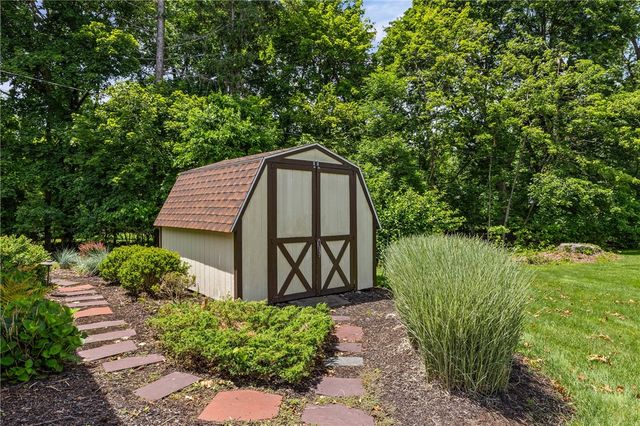 159 Ledgerock Lane, Brighton, NY 14618