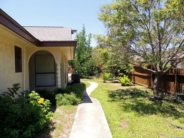 5845 Royal Bnd, San Antonio, TX 78239