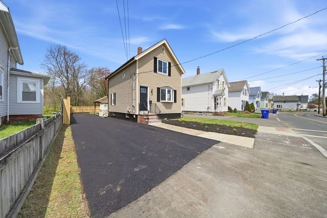 51 Shores St, Taunton, MA 02780