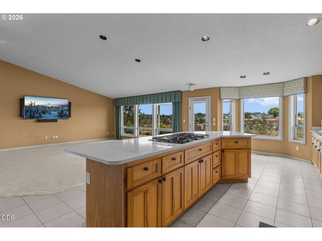 2635 Nw CANYON Dr, Redmond, OR 97756