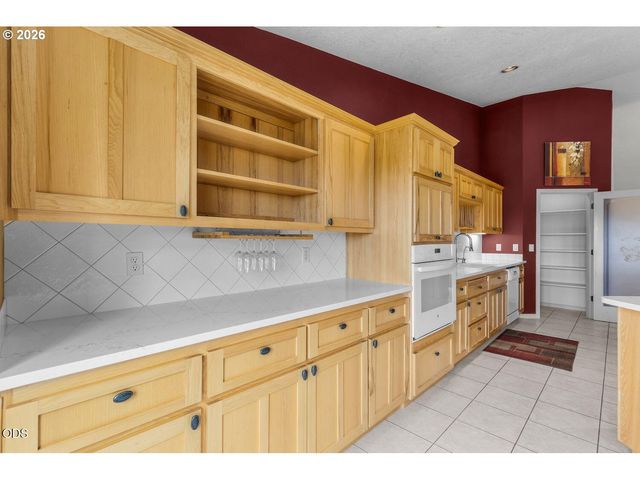 2635 Nw CANYON Dr, Redmond, OR 97756