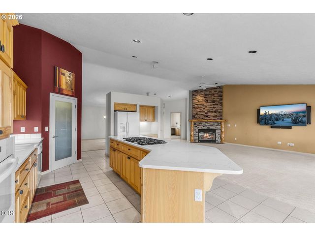2635 Nw CANYON Dr, Redmond, OR 97756