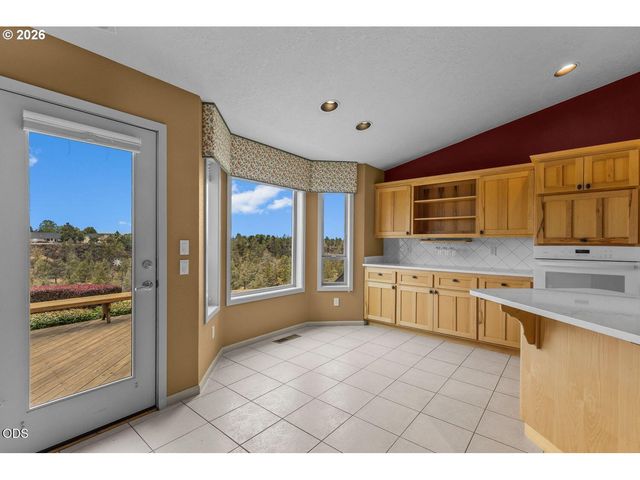 2635 Nw CANYON Dr, Redmond, OR 97756