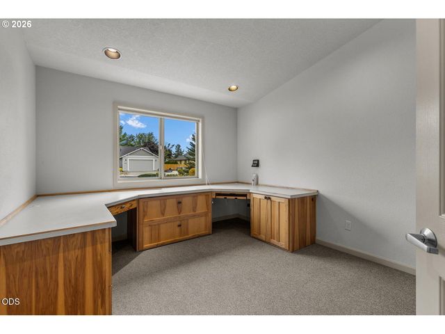 2635 Nw CANYON Dr, Redmond, OR 97756
