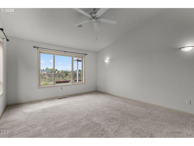 2635 Nw CANYON Dr, Redmond, OR 97756