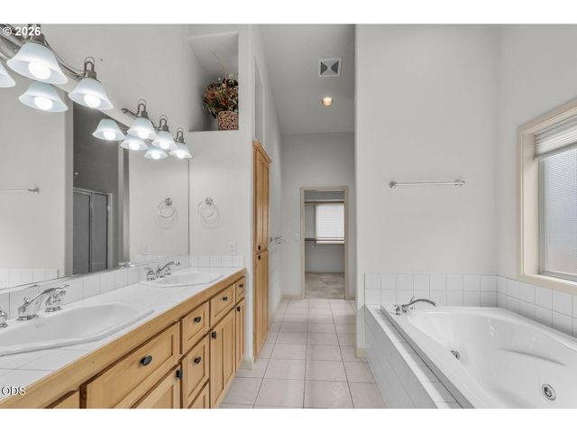 2635 Nw CANYON Dr, Redmond, OR 97756