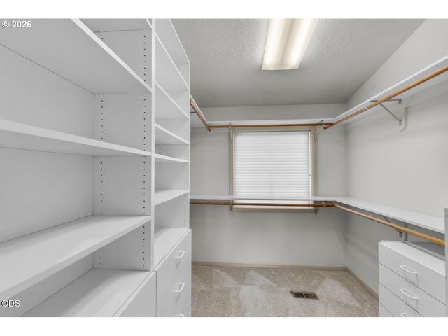 2635 Nw CANYON Dr, Redmond, OR 97756