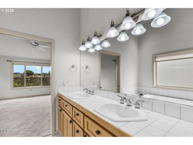 2635 Nw CANYON Dr, Redmond, OR 97756