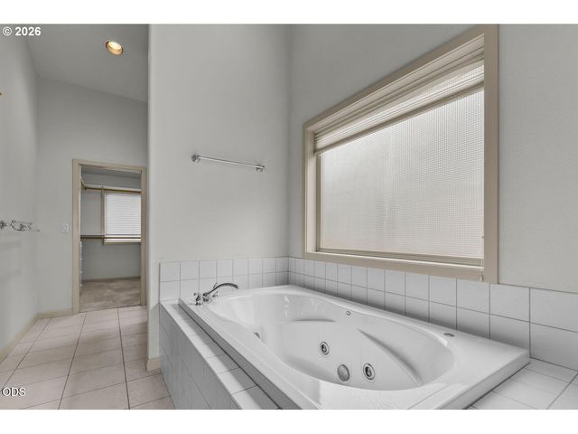 2635 Nw CANYON Dr, Redmond, OR 97756