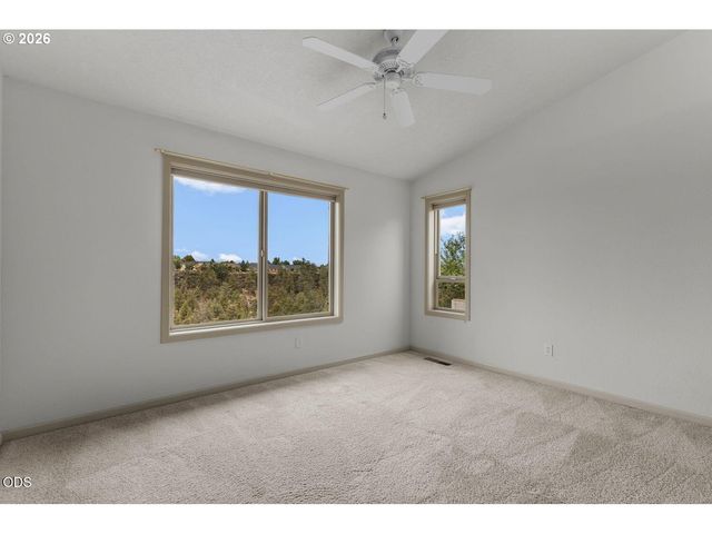 2635 Nw CANYON Dr, Redmond, OR 97756