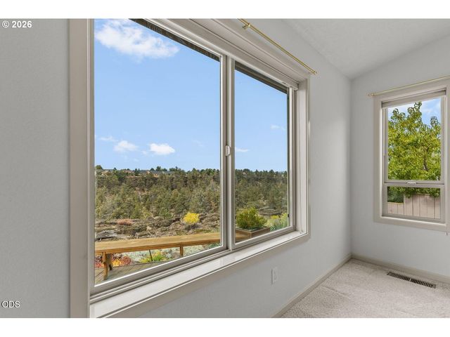 2635 Nw CANYON Dr, Redmond, OR 97756