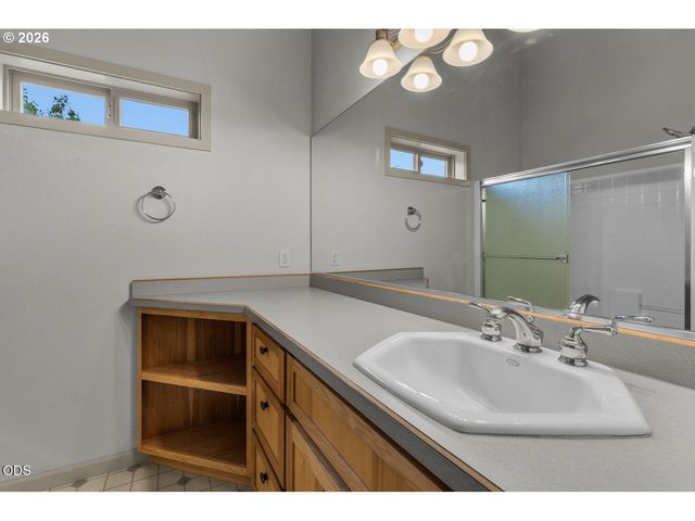 2635 Nw CANYON Dr, Redmond, OR 97756